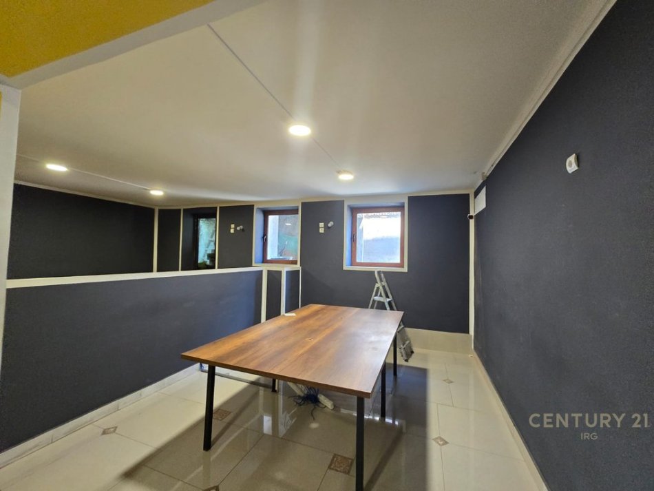 Tirane, jepet me qera zyre Kati 0, 180 m² 700 € (prane Kompleksit Grand, Tregu Elektrik )