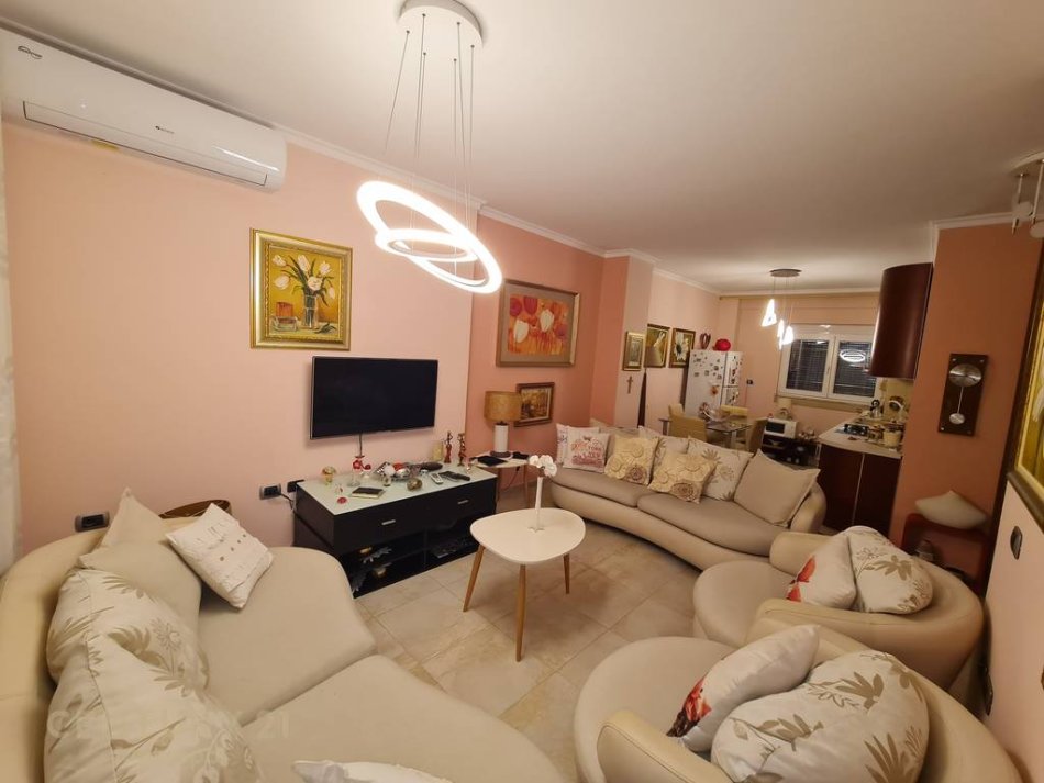 Tirane, jepet me qera apartament 1+1 Kati 2, 70 m² 500 € (RRuga Hoxha Tahsin)