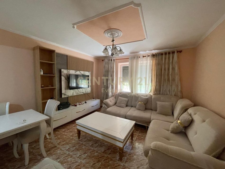 Tirane, jepet me qera apartament 2+1 Kati 1, 75 m² 550 € (Brryli)