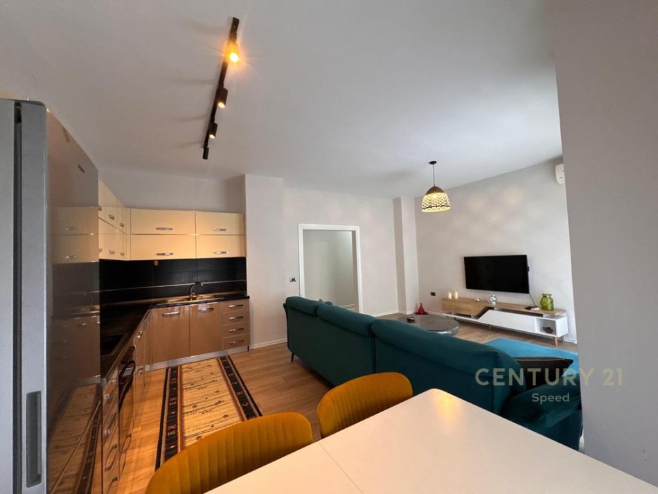 Tirane, jepet me qera apartament 2+1 Kati 2, 110 m² 800 € 