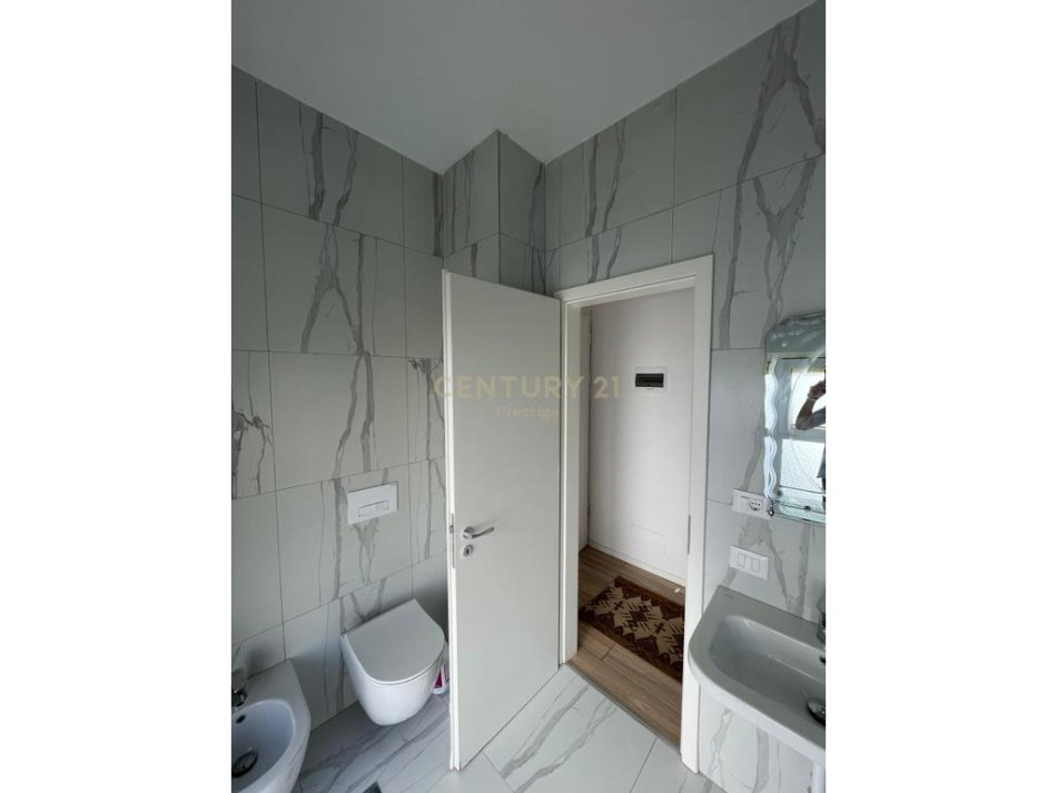 Tirane, jepet me qera apartament 2+1 Kati 4, 85 m² 400 € 