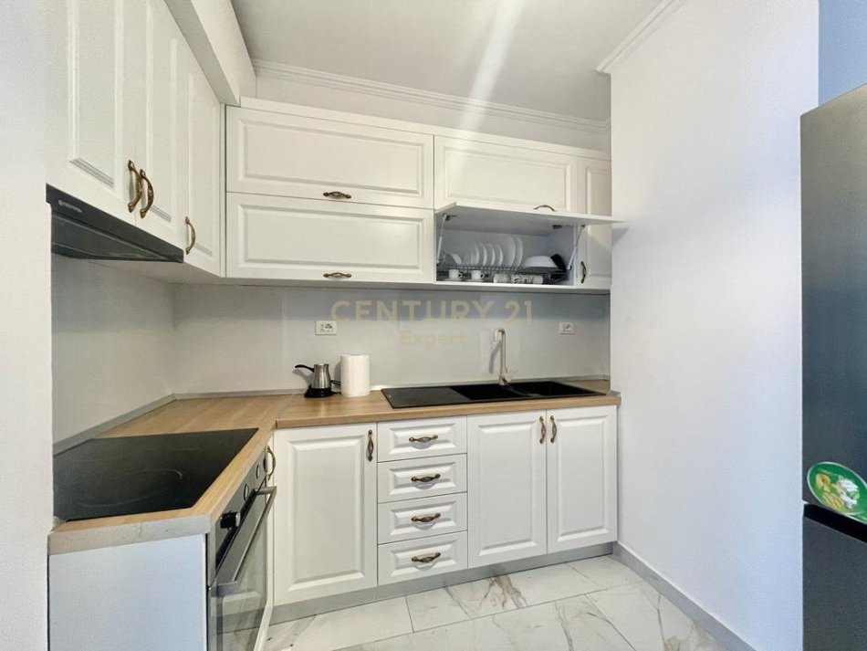 Tirane, jepet me qera apartament 1+1 Kati 3, 82 m² 650 €