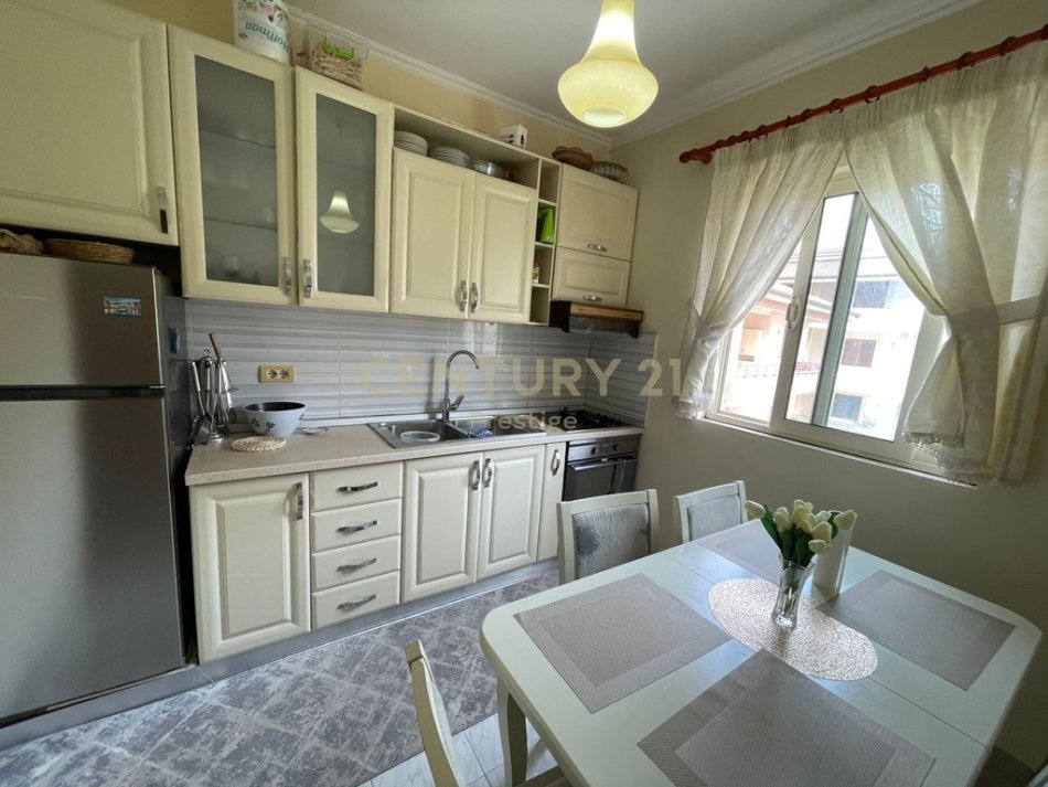 Tirane, jepet me qera apartament 3+1+Ballkon Kati 2, 225 m² 550 € (SAUK I VJETER)