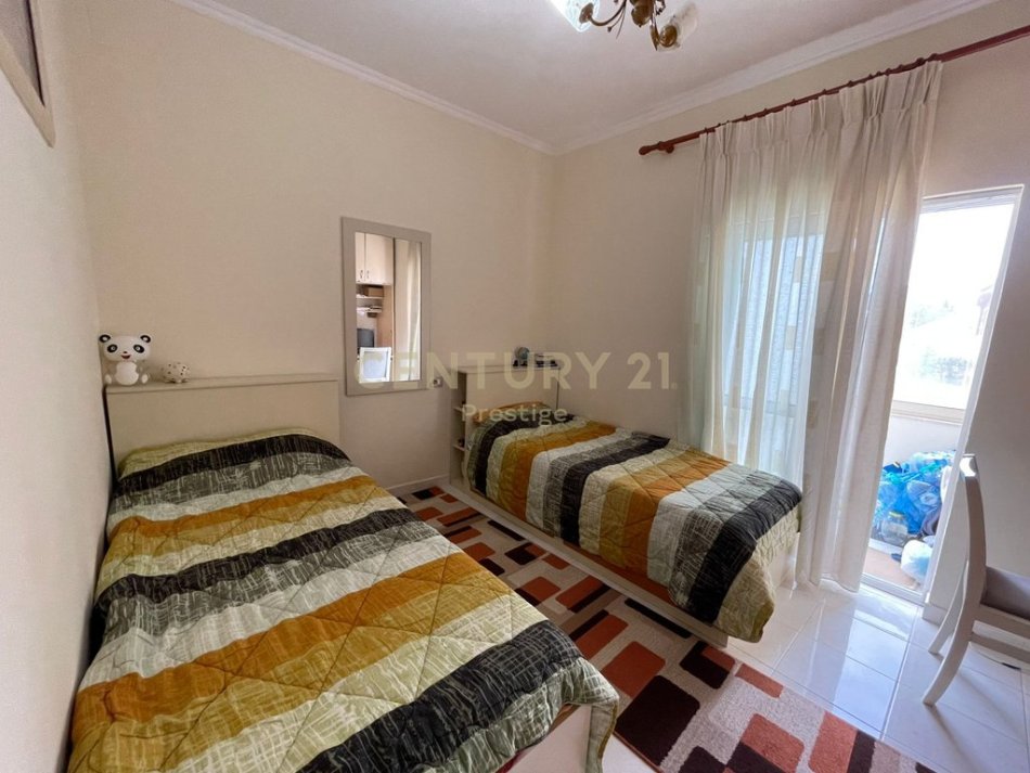 Tirane, jepet me qera apartament 3+1+Ballkon Kati 2, 225 m² 550 € (SAUK I VJETER)