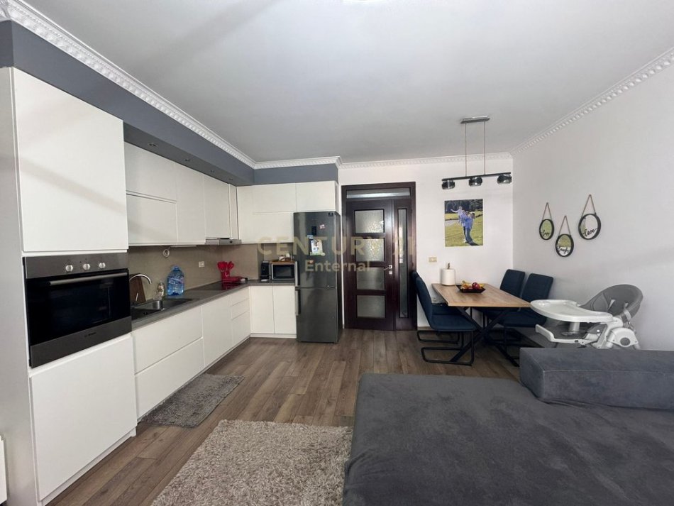 Tirane, shitet apartament 2+1 Kati 3, 104 m² 155.000 € (Fresk)