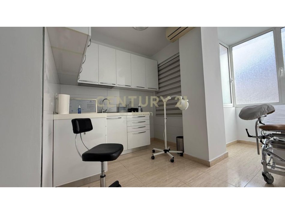 QIRA, ZYRE / KLINIKE TEK KOMUNA PARISIT! Siperfaqe 65m2 700 € (Komuna e Parisit)