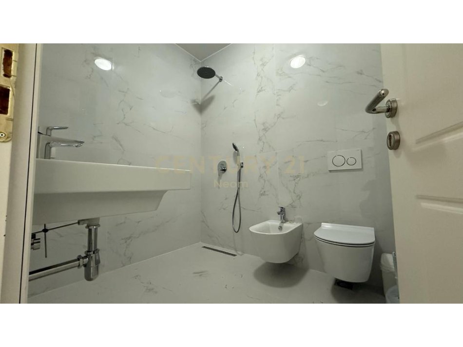 QIRA, ZYRE / KLINIKE TEK KOMUNA PARISIT! Siperfaqe 65m2 700 € (Komuna e Parisit)