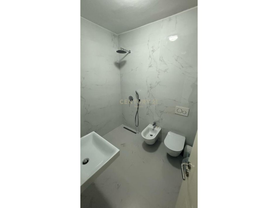 QIRA, ZYRE / KLINIKE TEK KOMUNA PARISIT! Siperfaqe 65m2 700 € (Komuna e Parisit)
