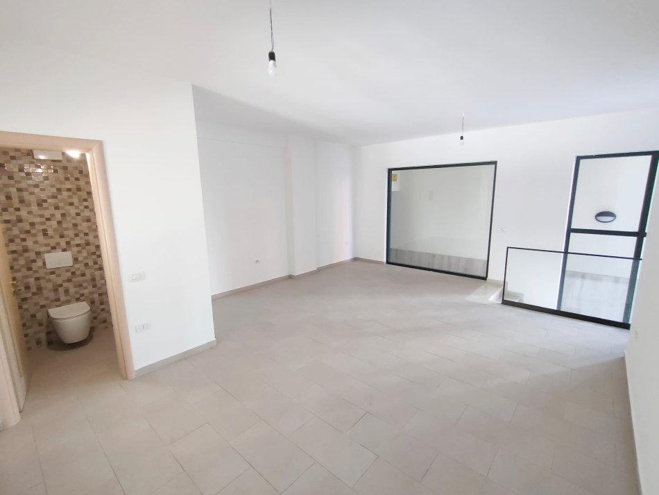Tirane, jepet me qera ambjent biznesi Kati 0, 45 m² 350 € (Rezidenca Green City)