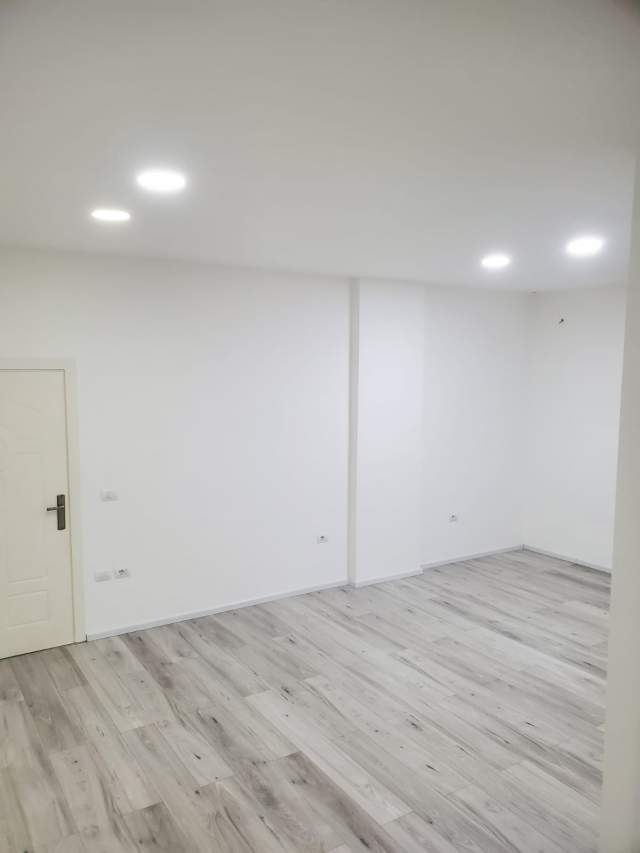 !DHENE!Durres, jepet me qera ambjent biznesi Kati 1, 52 m² 35.000 Lek (Ne rrugen mes Pallatit te Sportit dhe Stadiumit)