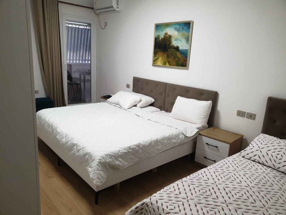 ISH EKSPOZITA 2+1+2+B+V Kati 4, 142 m² 850 € (VETEM ARBRB E NDARE NE 2 AMBIENTE PER 7 PERSONA)