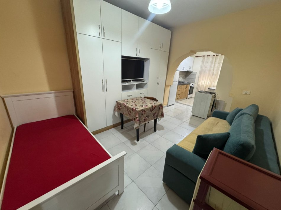 Garsoniere me qera tek Stacioni i Trenit (330 Euro)