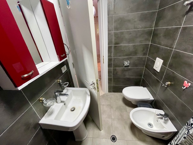 Tirane, jepet me qera apartament duplex 2+1+Ballkon Kati 1, 130 m² 600 € (Rezidenca Kodra e Diellit)