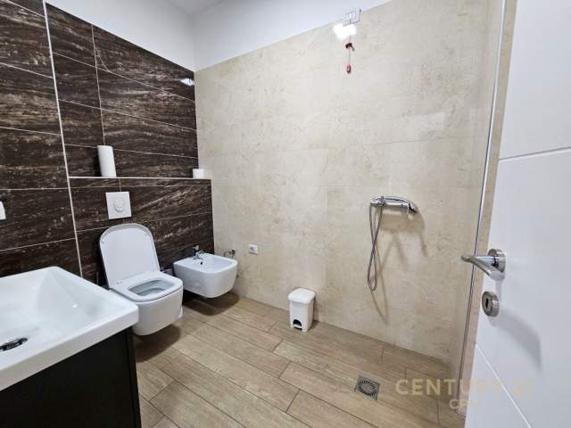 Tirane, jepet me qera zyre Kati 7, 114 m² 950 Euro (Sheshi Zogu i Zi)