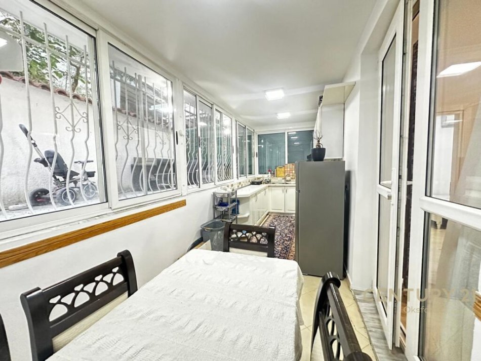 Tirane, shitet apartament 2+1+Ballkon Kati 1, 165 m² 168.000 € (Rruga Rrapo Hekali)