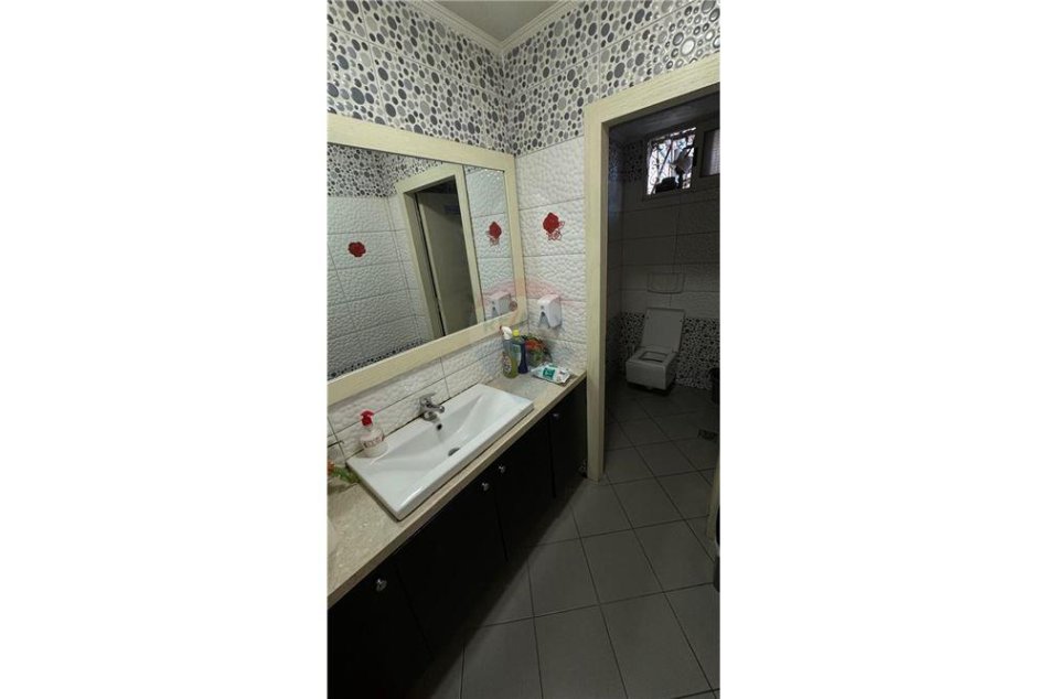 Tirane, shitet lokal Kati 0, 96 m² 310,000 € (Rruga &quot;Mehmet Brocaj&quot;)