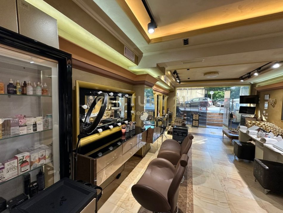 Tirane, shitet ambjent biznesi Kati 0, 57 m² 180.000 € (porcelan)