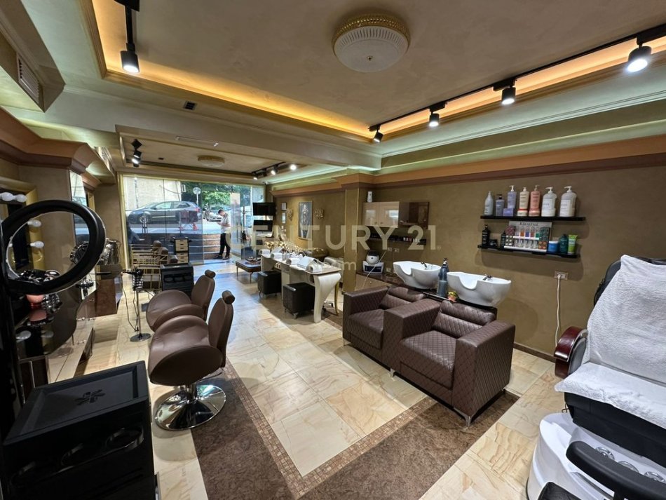 Tirane, shitet ambjent biznesi Kati 0, 57 m² 180.000 € (porcelan)