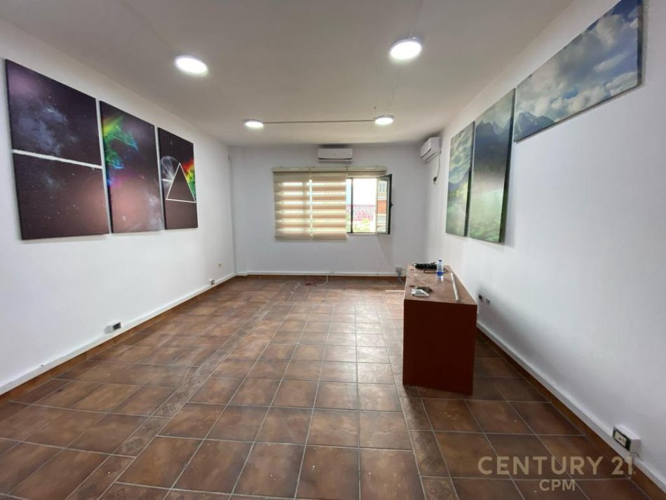 Tirane, jepet me qera zyre Kati 4, 156 m² 750 € (Ish Blloku)