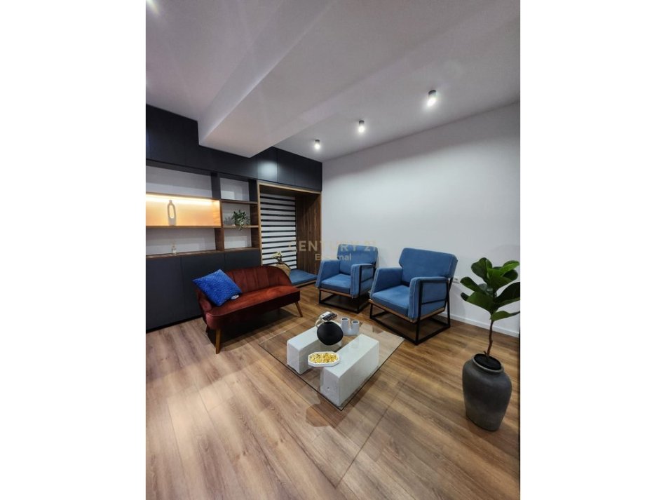 Tirane, jepet me qera zyre Kati 11, 65 m² 1.000 € (Rruga e Kavajes)