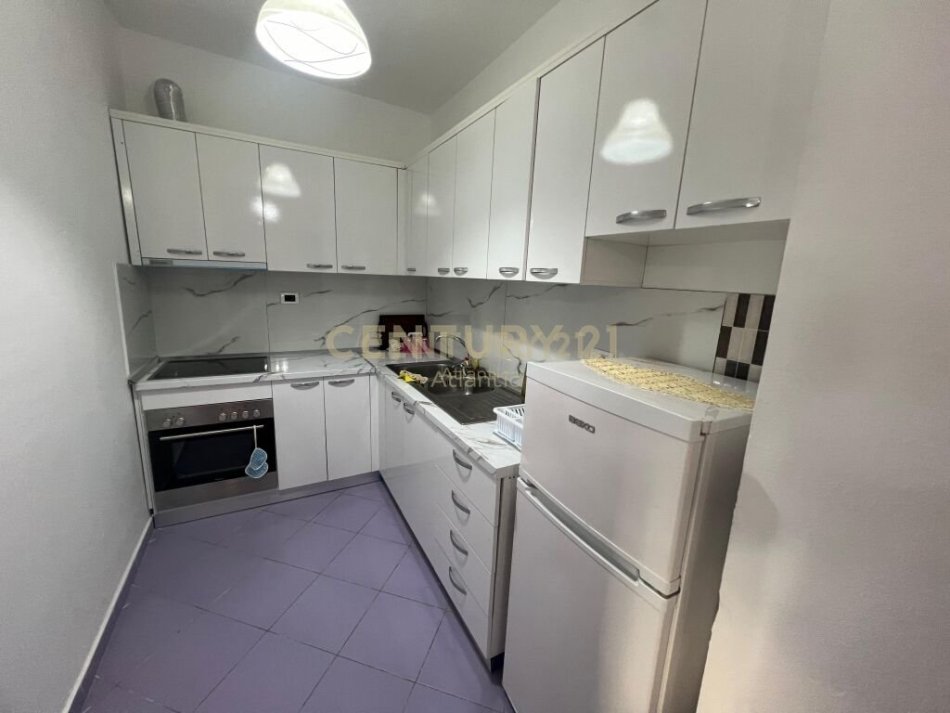 Durres Plazh, jepet me qera apartament 1+1 Kati 3, 62 m² 400 € (Plazh Rrota Kuqe)