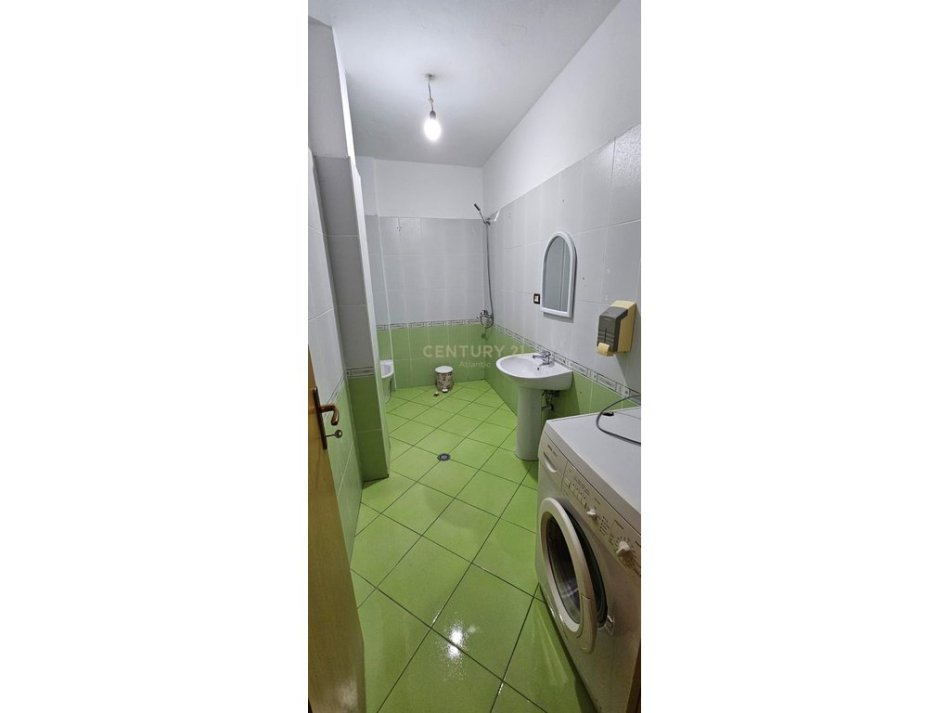 Durres Plazh, jepet me qera apartament 1+1+Ballkon Kati 2, 105 m² 600 € (Stacioni I Pare Plazh)