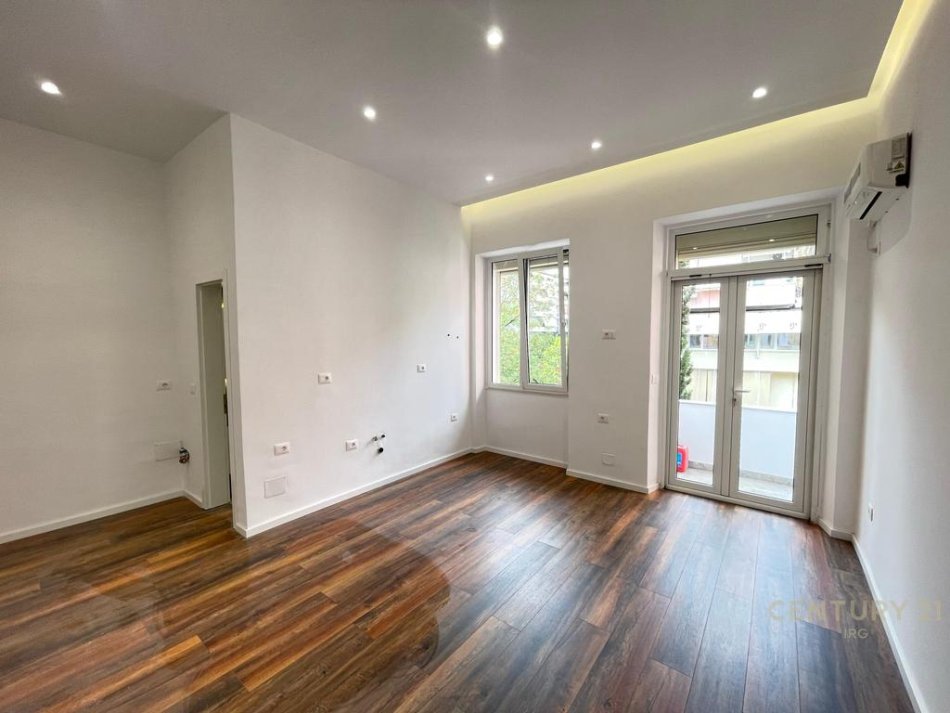 Tirane, jepet me qera zyre Kati 2, 37 m² 600 € (Sheshi Wilson)