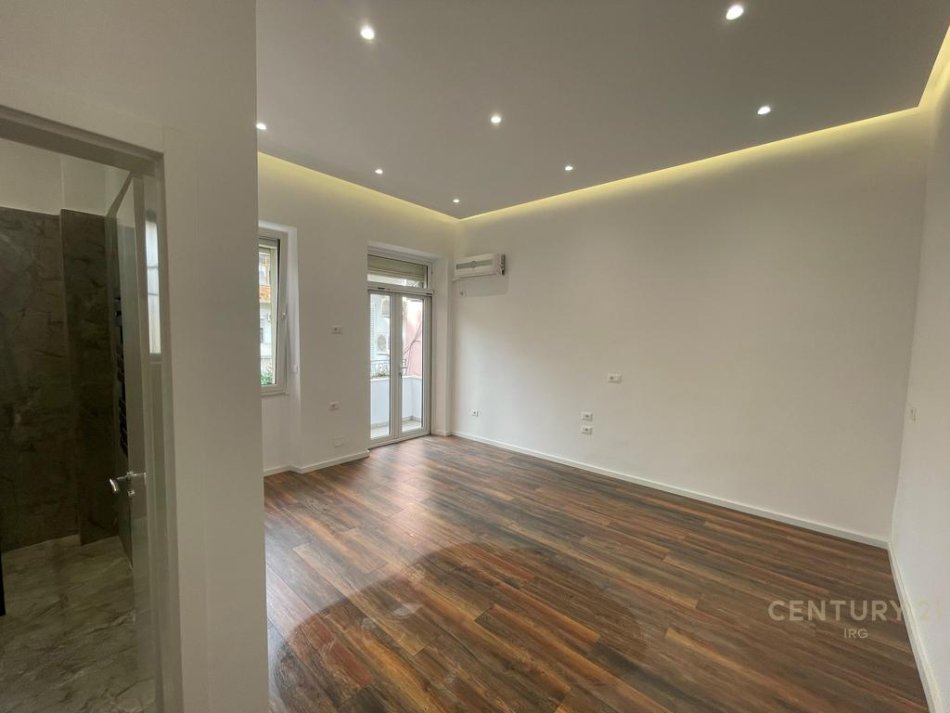 Tirane, jepet me qera zyre Kati 2, 37 m² 600 € (Sheshi Wilson)