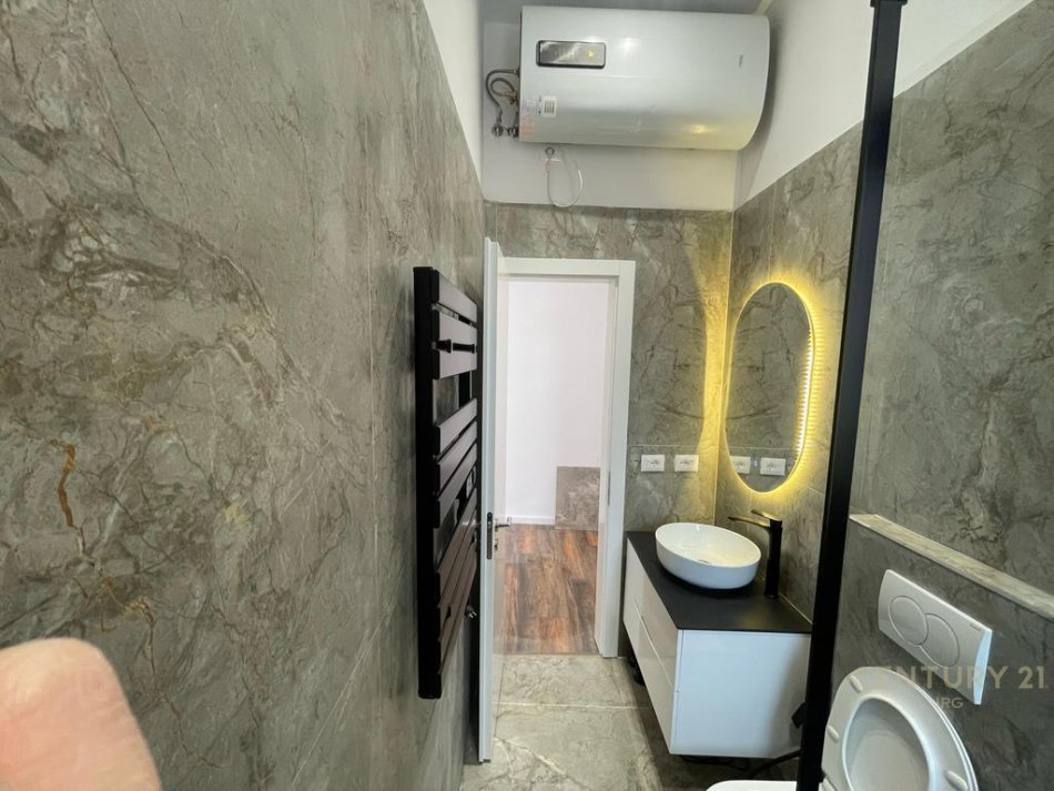 Tirane, jepet me qera zyre Kati 2, 37 m² 600 € (Sheshi Wilson)
