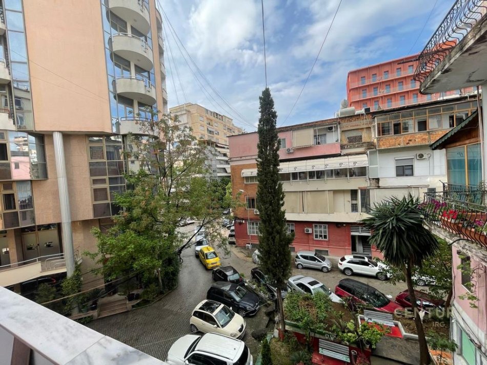 Tirane, jepet me qera zyre Kati 2, 37 m² 600 € (Sheshi Wilson)