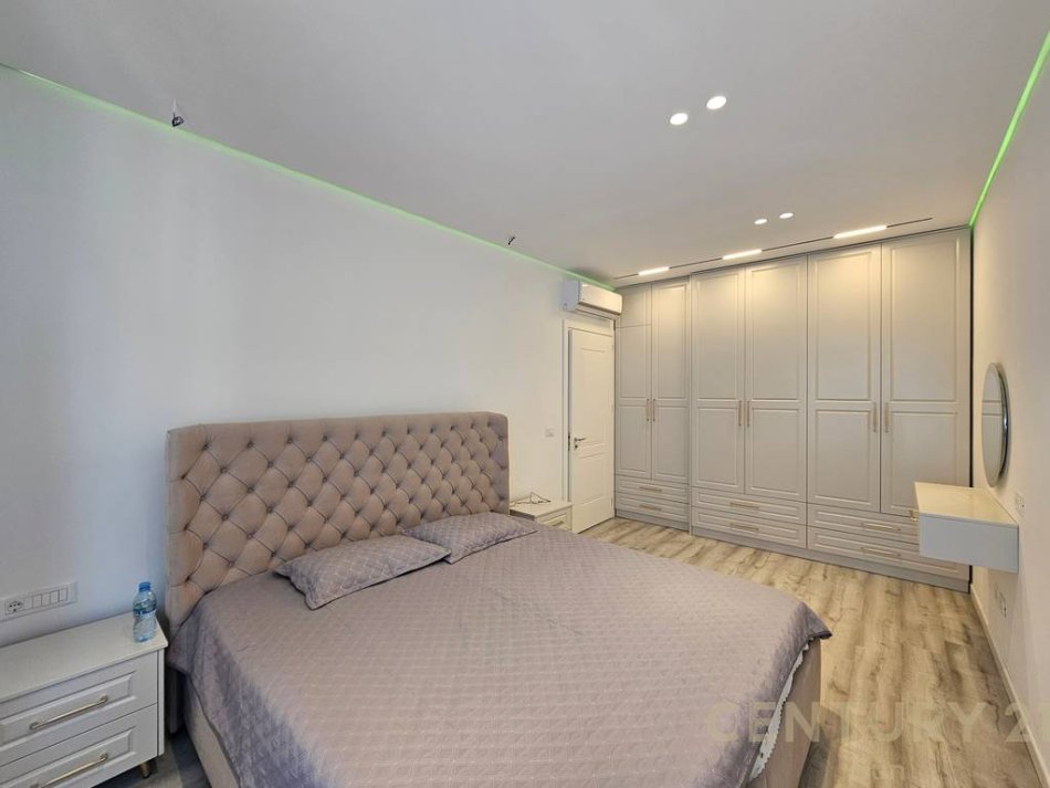 Tirane, jepet me qera apartament 2+1+post parkimi Kati 5, 105 m² 800 € (Kopshti Botanik)