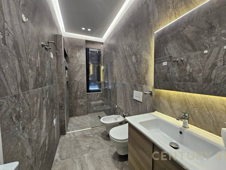 Tirane, jepet me qera apartament 2+1+post parkimi Kati 5, 105 m² 800 € (Kopshti Botanik)