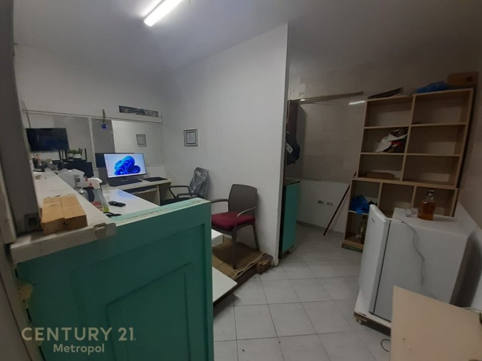 Tirane, jepet me qera ambjent biznesi Kati -1, 28 m² 500 € (Rruga Zhan D&#039;Ark)