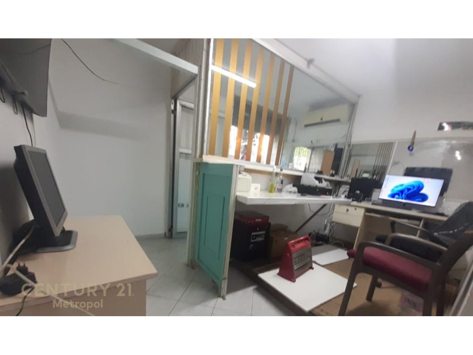 Tirane, jepet me qera ambjent biznesi Kati -1, 28 m² 500 € (Rruga Zhan D&#039;Ark)