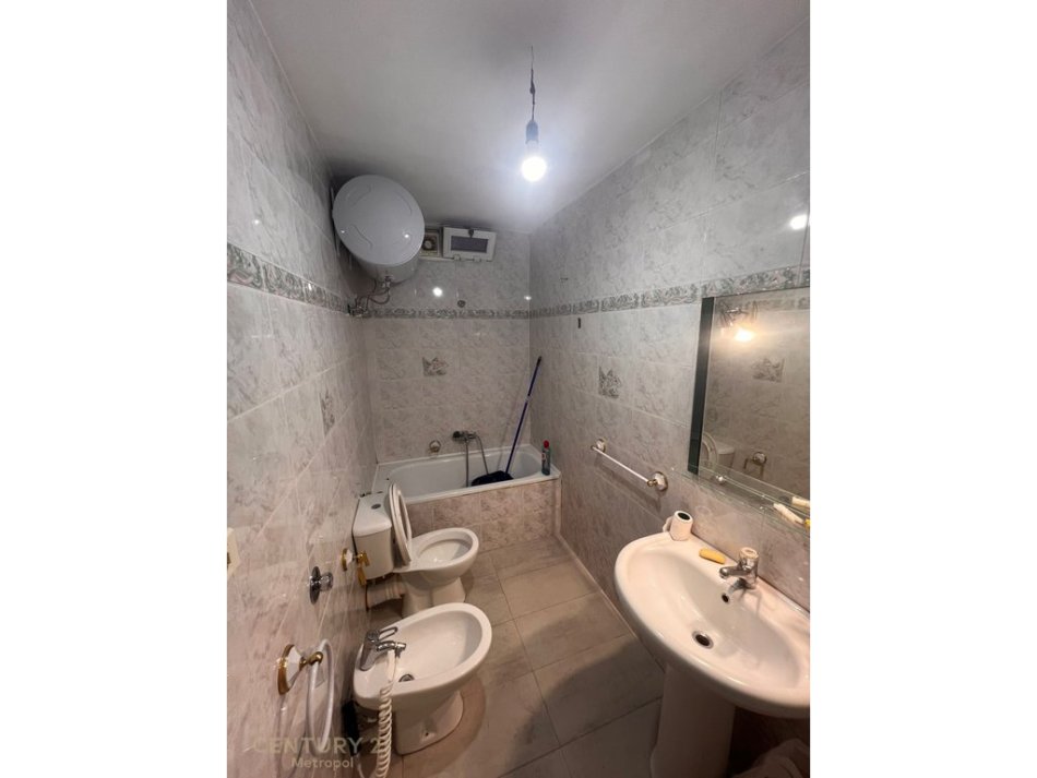 Tirane, jepet me qera apartament 1+1 Kati 6, 74 m² 500 € (Bulevardi I Zogu i Pare)
