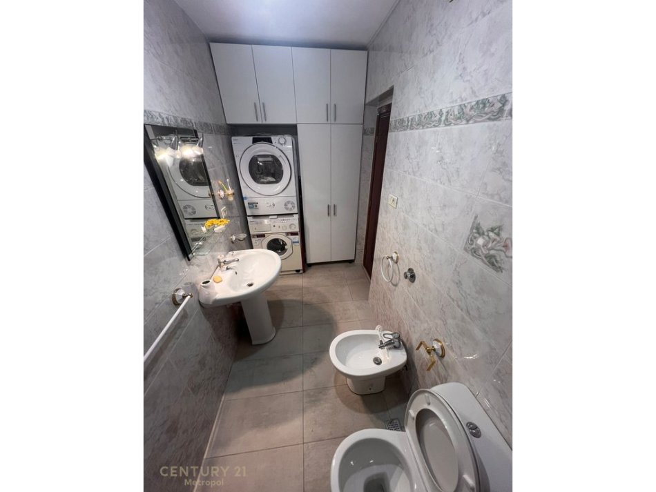 Tirane, jepet me qera apartament 1+1 Kati 6, 74 m² 500 € (Bulevardi I Zogu i Pare)