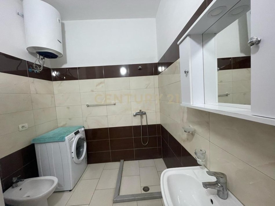 Durres Plazh, jepet me qera apartament 1+1 Kati 8, 65 m² 300 € (Plazh Iliria)