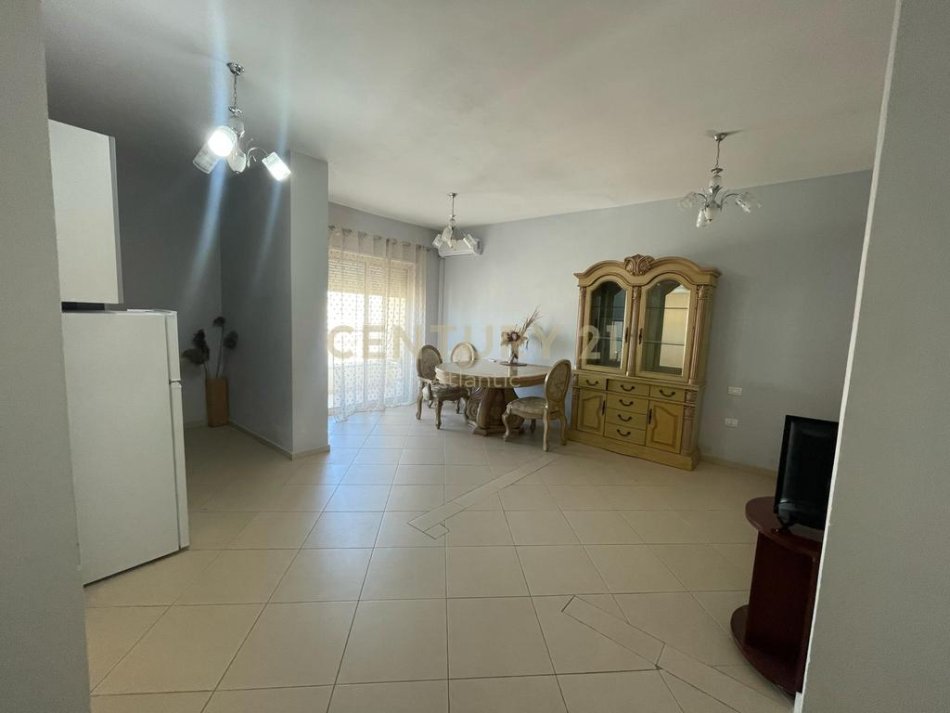 Durres Plazh, jepet me qera apartament 1+1 Kati 8, 65 m² 300 € (Plazh Iliria)