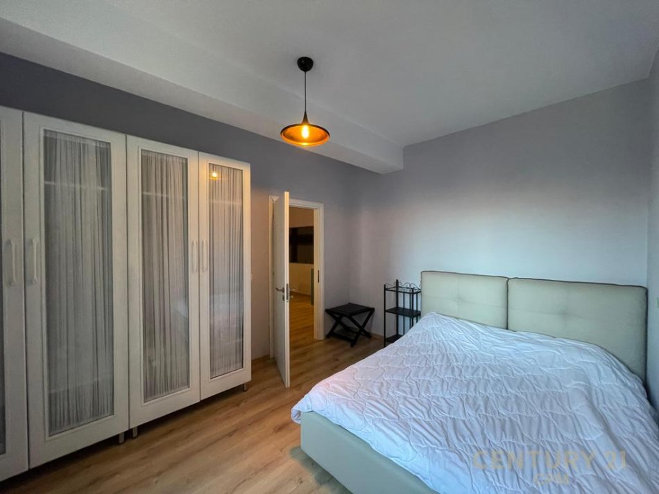 Tirane, jepet me qera apartament 2+1 Kati 4, 100 m² 700 € (Komuna e Parisit)