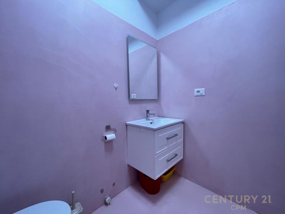 Tirane, jepet me qera apartament 2+1 Kati 4, 100 m² 700 € (Komuna e Parisit)
