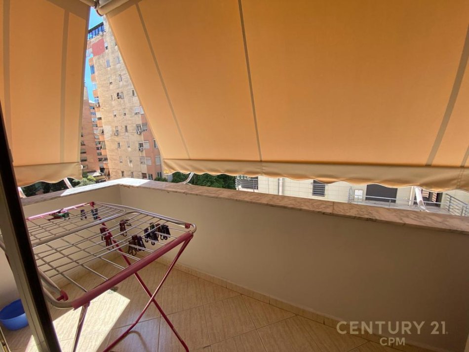 Tirane, jepet me qera apartament 2+1 +post parkimi (Komuna e Parisit)