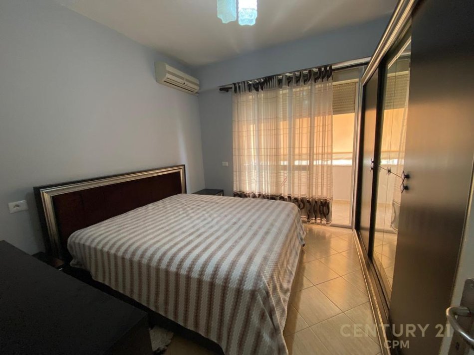 Tirane, jepet me qera apartament 2+1 +post parkimi (Komuna e Parisit)