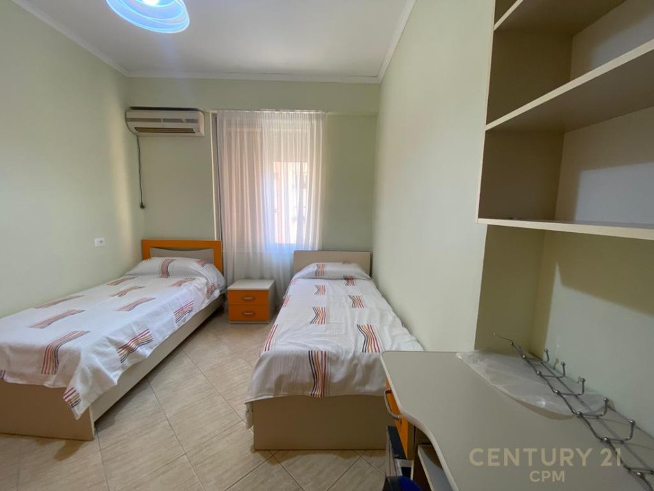 Tirane, jepet me qera apartament 2+1 +post parkimi (Komuna e Parisit)