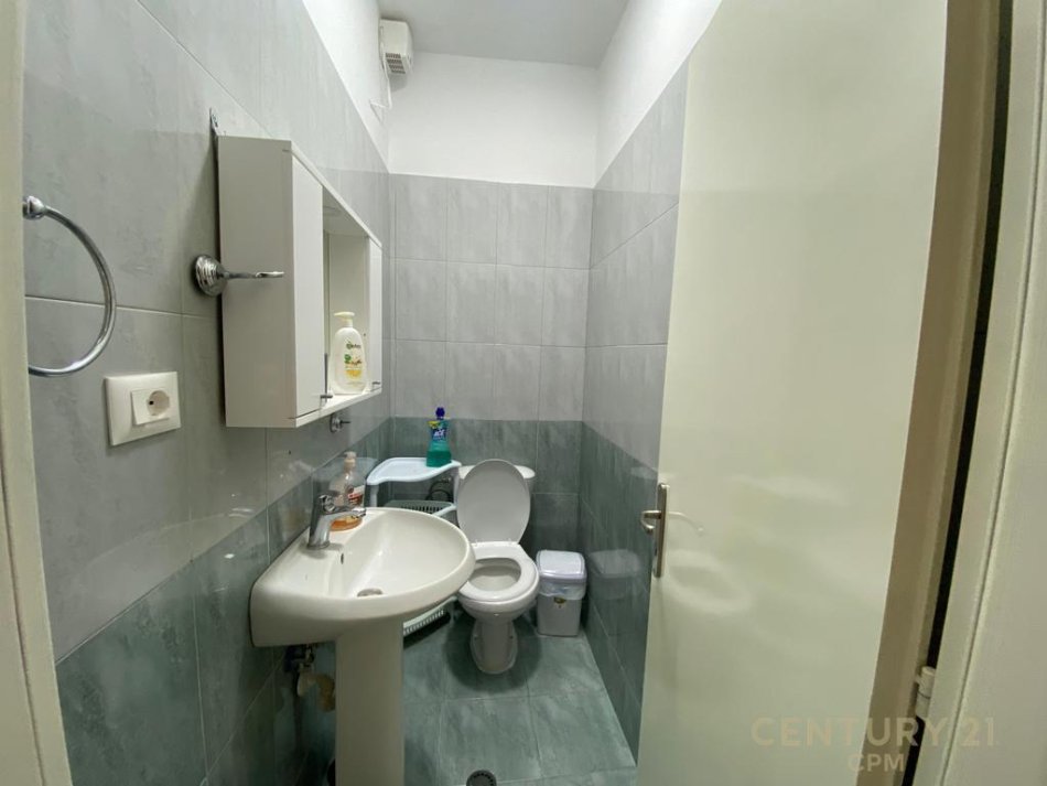 Tirane, jepet me qera apartament 2+1 +post parkimi (Komuna e Parisit)
