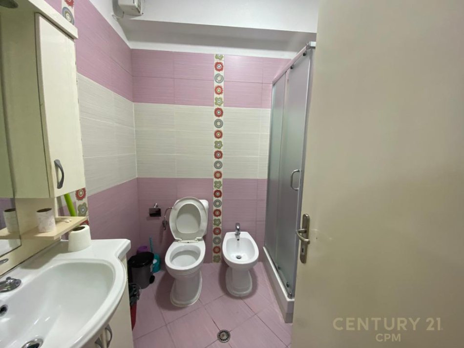 Tirane, jepet me qera apartament 2+1 +post parkimi (Komuna e Parisit)