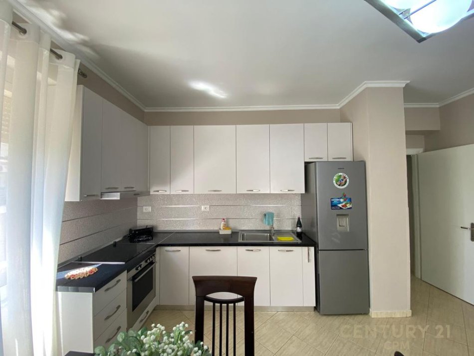 Tirane, jepet me qera apartament 2+1 +post parkimi (Komuna e Parisit)