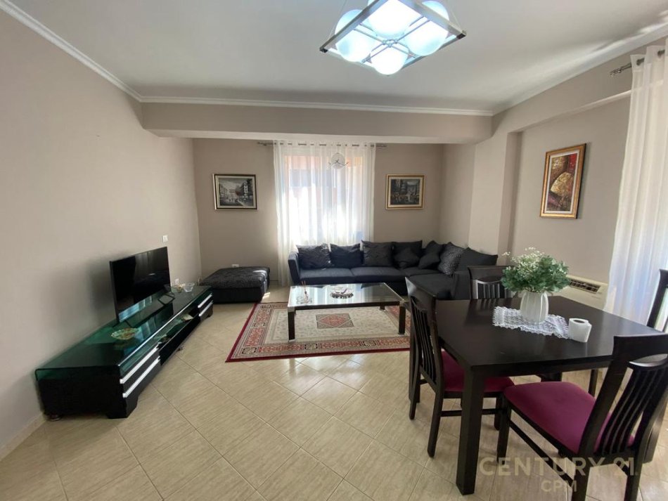 Tirane, jepet me qera apartament 2+1 +post parkimi (Komuna e Parisit)