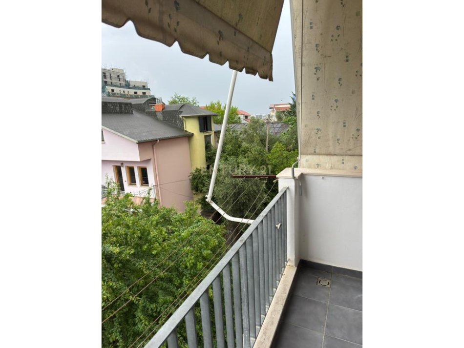 Tirane, jepet me qera apartament 2+1 Kati 3, 84 m² 500 € (Kompleksi Ana)