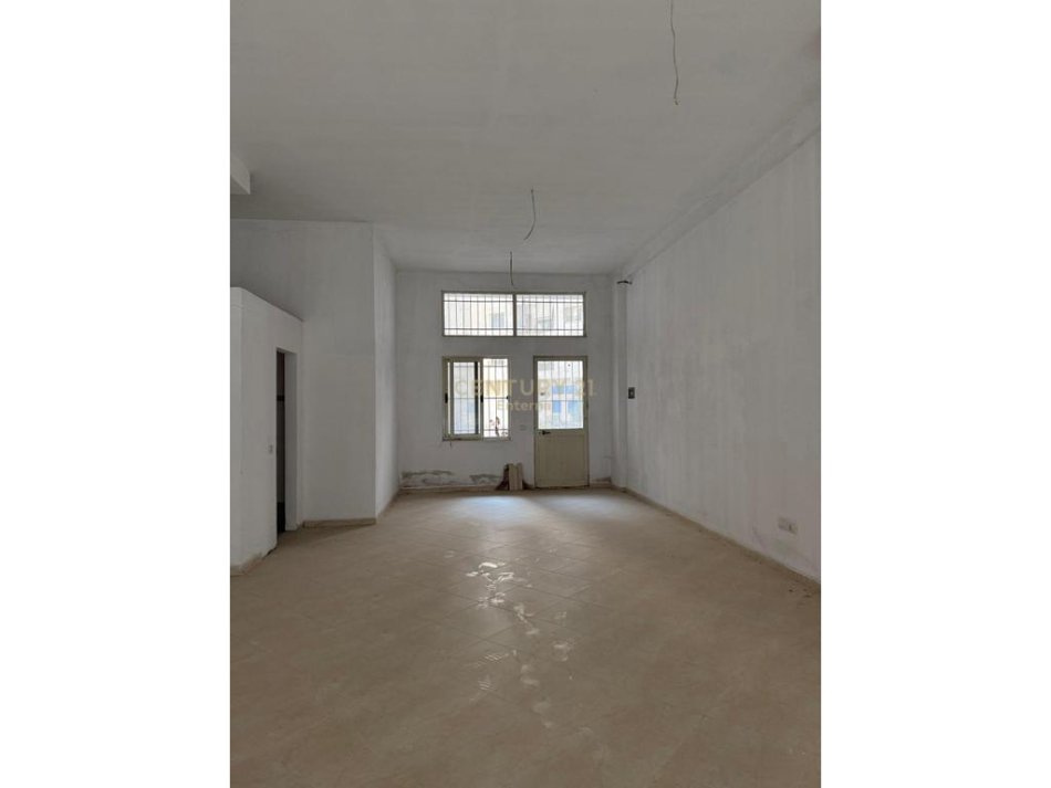 Tirane, jepet me qera ambjent biznesi Kati 0, 76 m² 500 € (Yzberish)