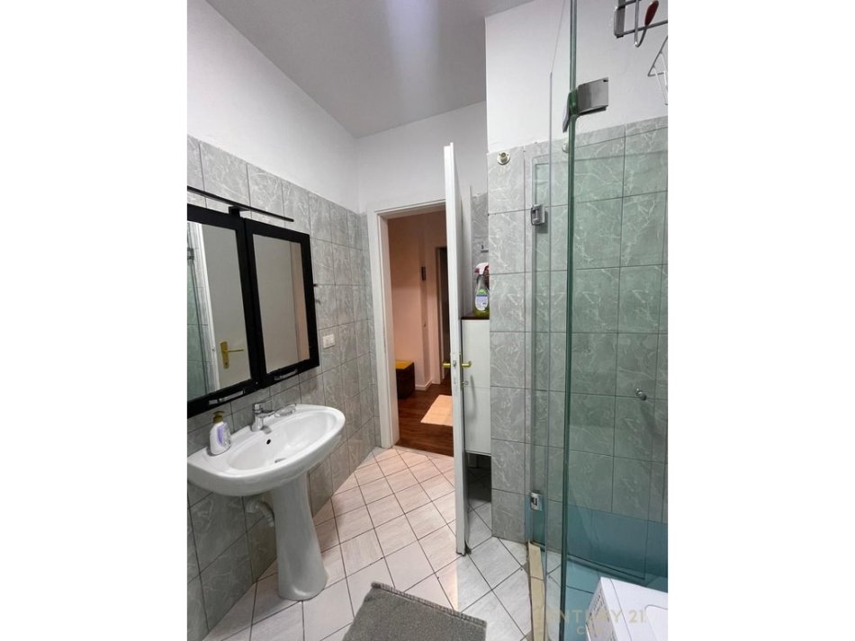 Tirane, shitet apartament 1+1 Kati 1, 50 m² 130.000 € (Rr.Shyqyri Ishmi)